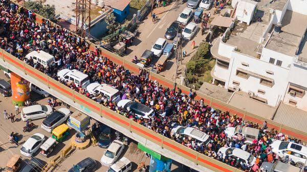 Massive Traffic Jam Near Prayagraj: Thousands of Devotees Stranded En Route to Maha Kumbh