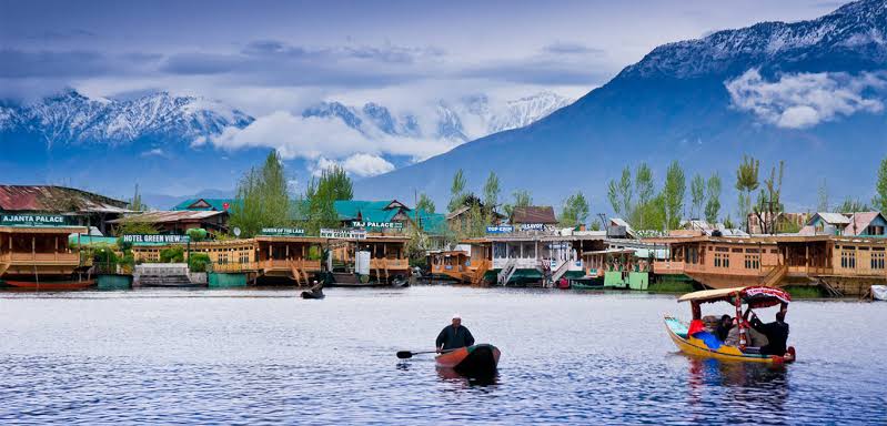 Cold Wave Continues in Srinagar, Lal Draman Winter Festival Draws Thousands