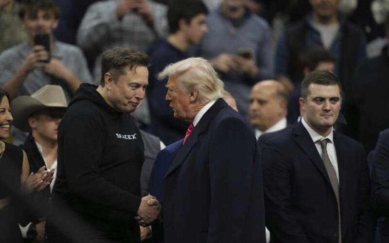 Musk Urges Trump to Scrap Tariffs in Rare Clash Over Economic Policy