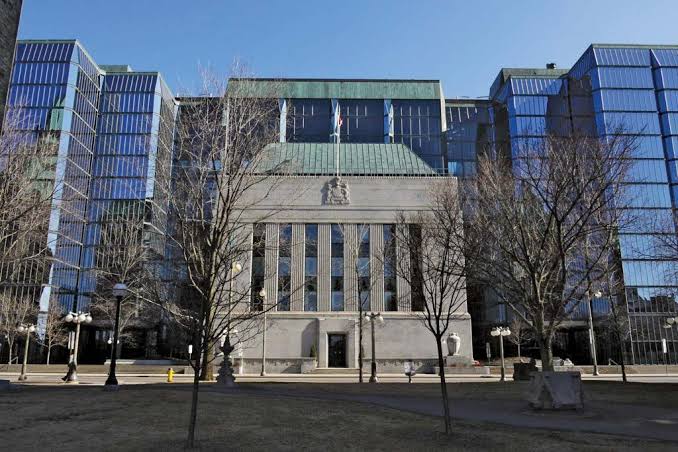 Bank of Canada Hits Pause on Rate Cuts Amid Tariff Turmoil, Warns of Deep Recession Risk
