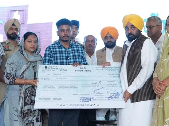 CM Mann Hands Over ₹1 Crore Cheque to Martyr ASI Dhanwant Singh’s Family, Reaffirms Support for Soldiers’ Kin