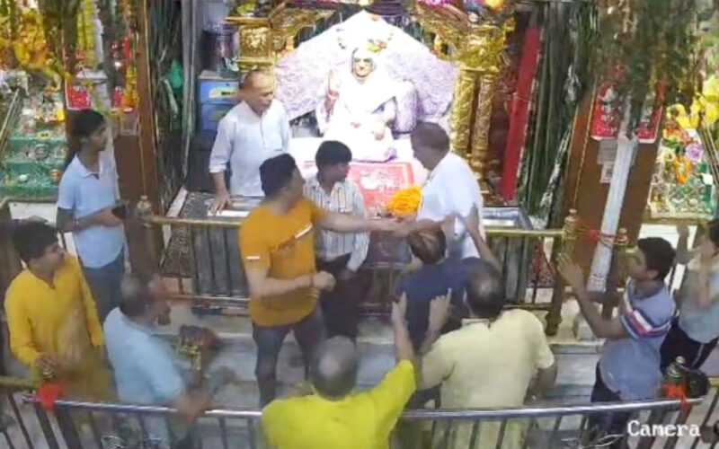 Amritsar Temple Scuffle Between Devotees and Priests Caught on CCTV, Sparks Outrage