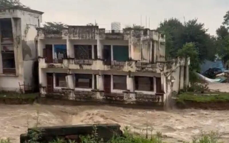 Army Aviation’s Heroic Mission: Flood Victims and CRPF Personnel Airlifted from Madhopur Headworks