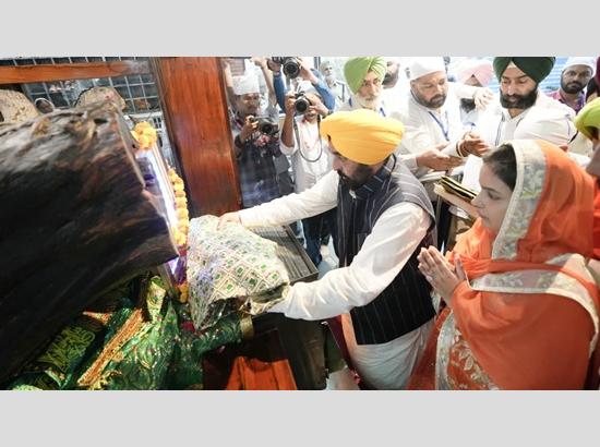 CM Mann Pays Homage to Baba Sheikh Farid, Urges People to Follow His Teachings