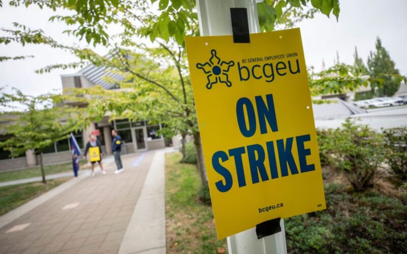 B.C. Government, Public Sector Union to Resume Negotiations Monday; Picket Lines to Stay in Place