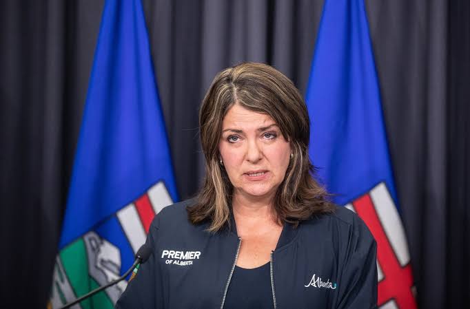 Tensions Flare at Alberta Next Panel as Smith Faces Cheers, Criticism Over Ottawa Pushback and Immigration Plans