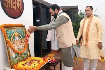 Haryana CM Nayab Singh Saini Offers Prayers on Lord Vishwakarma Day, Wishes Prosperity for Citizens