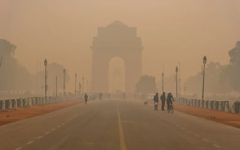 Toxic Smog Returns: Delhi’s Air Turns Hazardous in Pockets as Authorities Enforce Pollution Curbs