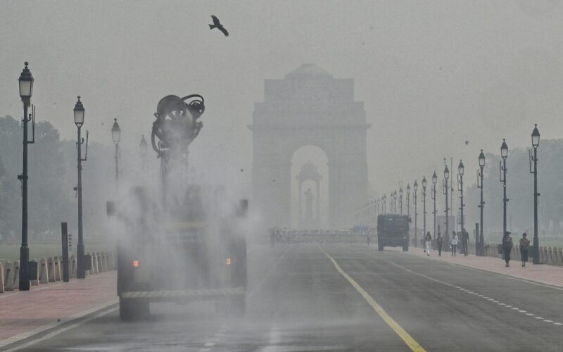 Dense smog engulfs Delhi as air quality nears ‘severe’ category; AQI breaches 300 mark