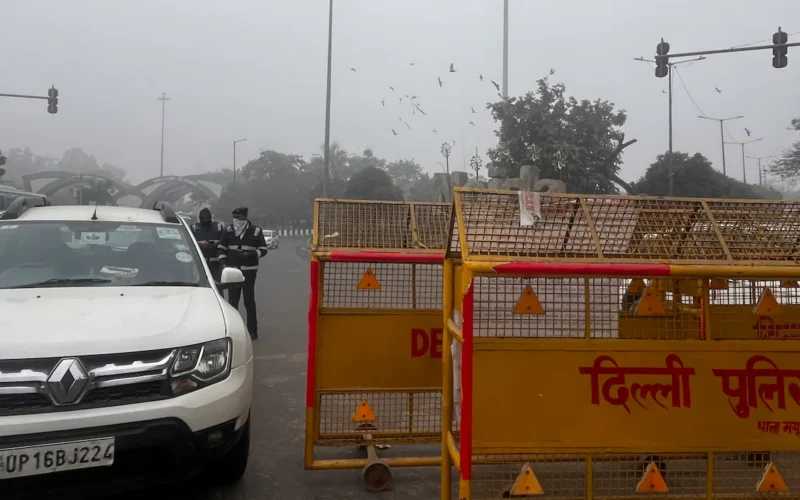 Older Vehicles Stopped at Delhi Borders as Pollution Curbs Intensify
