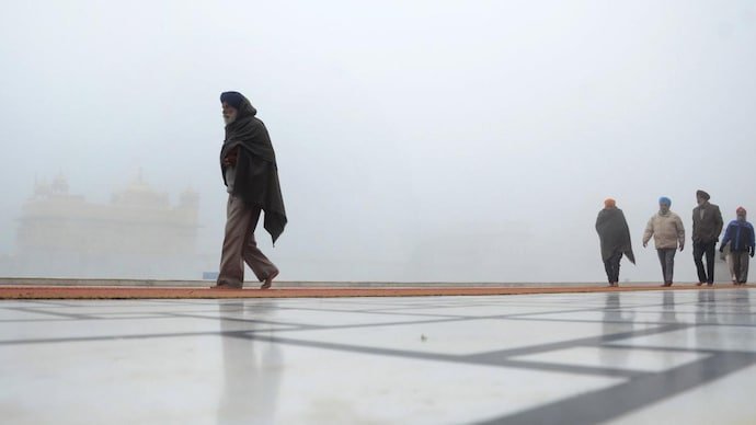 Severe cold wave conditions grip Delhi-NCR, schools shut; AQI slips to ‘very poor’
