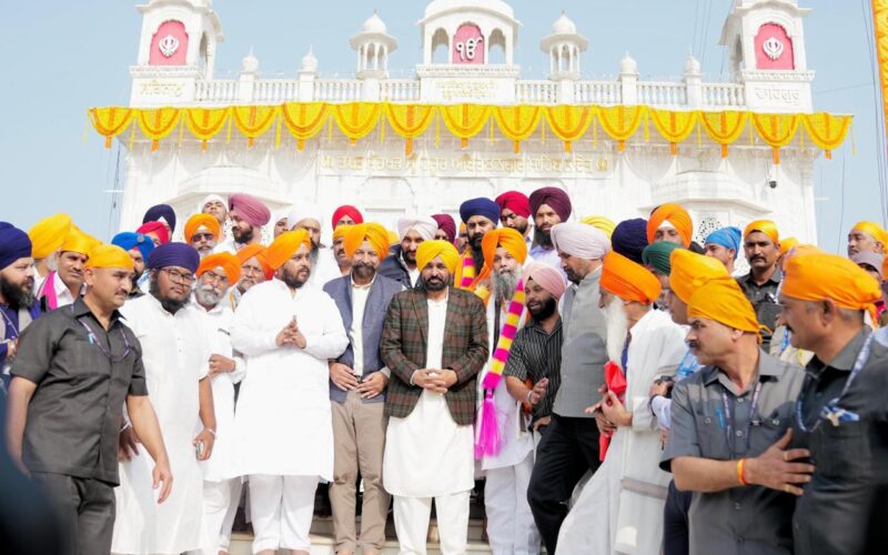 Punjab CM Bhagwant Singh Mann bows in reverence at Nanded Sahib; says his govt will raise demand for granting holy city status to Nanded with Maharashtra Govt