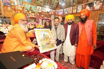Kejriwal, Mann Offer Prayers at Sri Rankeshwar Mahadev Temple on Maha Shivratri, Seek Peace and Prosperity for Punjab