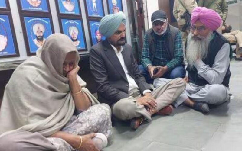 Sidhu Moosewala’s parents stage protest outside Mansa SSP office over inaction in royalty case
