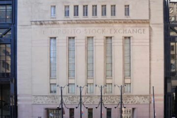 TSX inched higher on Wednesday as Iran de-escalation hopes offset March losses