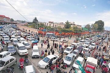 Vrindavan in Gridlock: Parking Mafia, E-Rickshaw Chaos, and Policing Challenges Amid Tourist Surge