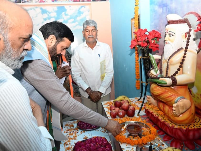 Haryana Chief Minister Embodies Simplicity, Partakes in Community Feast at Valmiki Temple in Panchkula