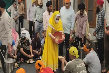 Preity Zinta Offers Prayers at Golden Temple, Performs Langar Seva Ahead of Punjab Kings Clash