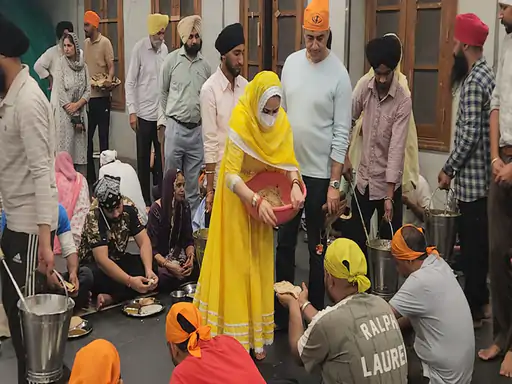 Preity Zinta Offers Prayers at Golden Temple, Performs Langar Seva Ahead of Punjab Kings Clash