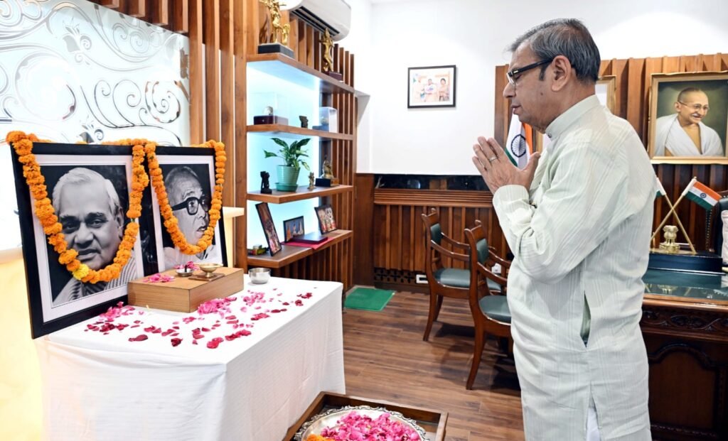 Governor Prof. Asim Kumar Ghosh Pays Tribute to Loknayak Jayaprakash Narayan and Bharat Ratna Atal Bihari Vajpayee