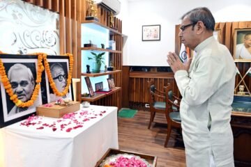 Governor Prof. Asim Kumar Ghosh Pays Tribute to Loknayak Jayaprakash Narayan and Bharat Ratna Atal Bihari Vajpayee