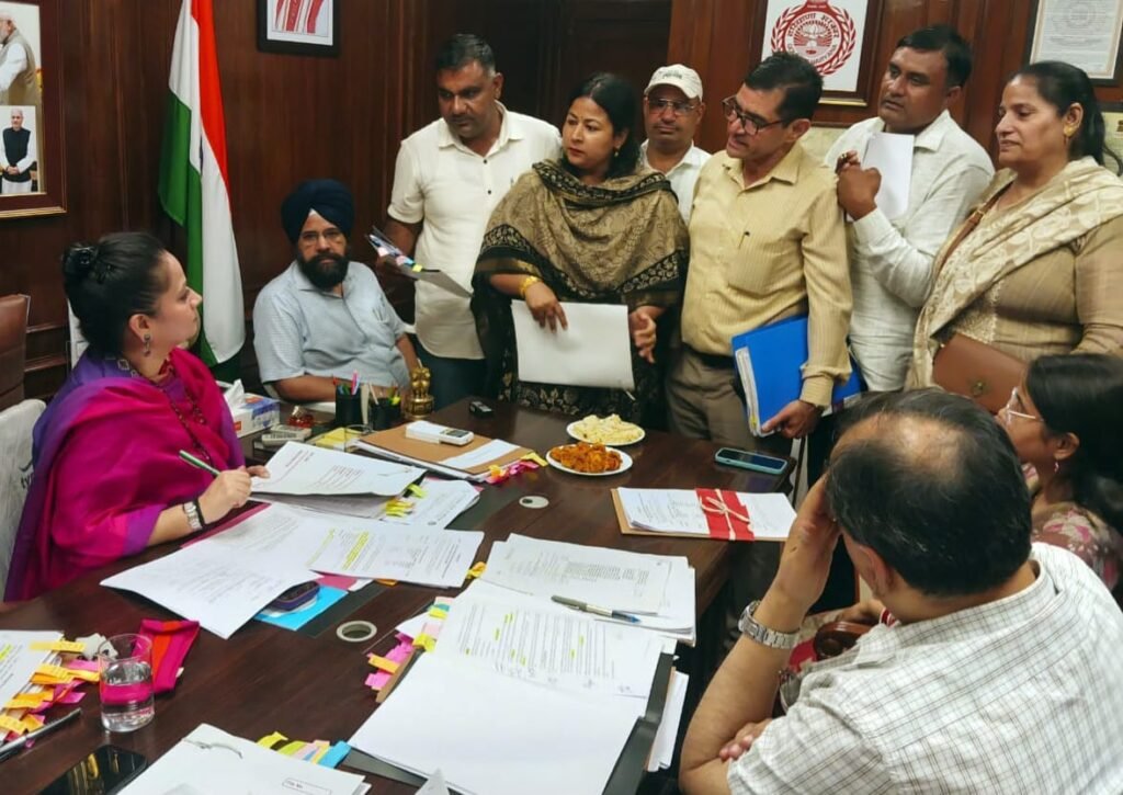 Health Minister Aarti Singh Rao Chairs Key Meeting With Health Supervisors and ASHA Worker Representatives