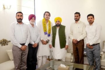 Former Indian Cricketer Manpreet Singh Gony and International Gold Medallist Kunar Join AAP