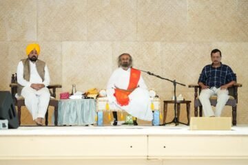 CM Bhagwant Singh Mann meets Sri Sri Ravi Shankar with Arvind Kejriwal & Manish Sisodia