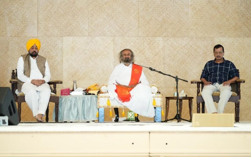 CM Bhagwant Singh Mann meets Sri Sri Ravi Shankar with Arvind Kejriwal & Manish Sisodia