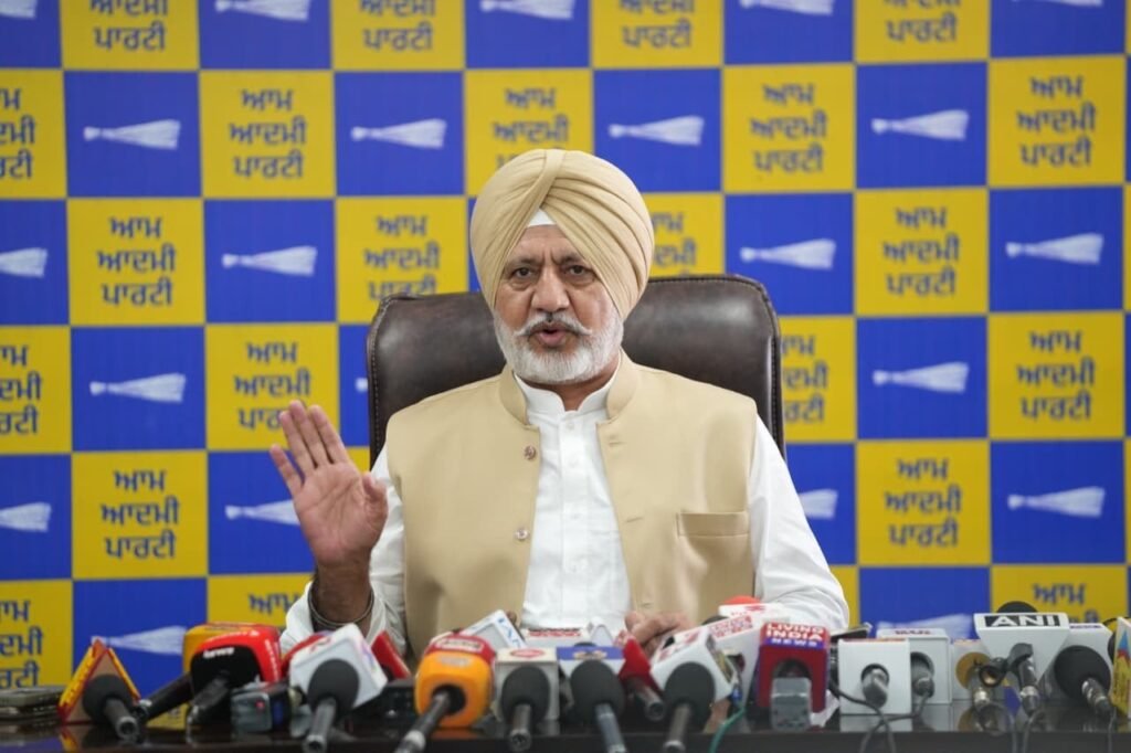 AAP Questions ₹1 Lakh Bank Transfer From SGPC Account to Bahrain Woman, Demands Answers From Harjinder Dhami and Sukhbir Badal