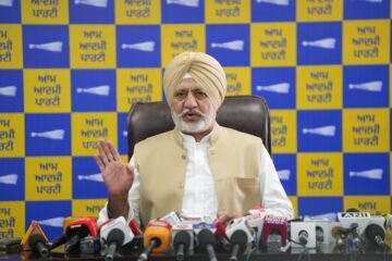 AAP Questions ₹1 Lakh Bank Transfer From SGPC Account to Bahrain Woman, Demands Answers From Harjinder Dhami and Sukhbir Badal