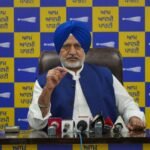 AAP Demands Amit Shah’s Resignation Over Delhi Police Action at Gurdwara Bangla Sahib
